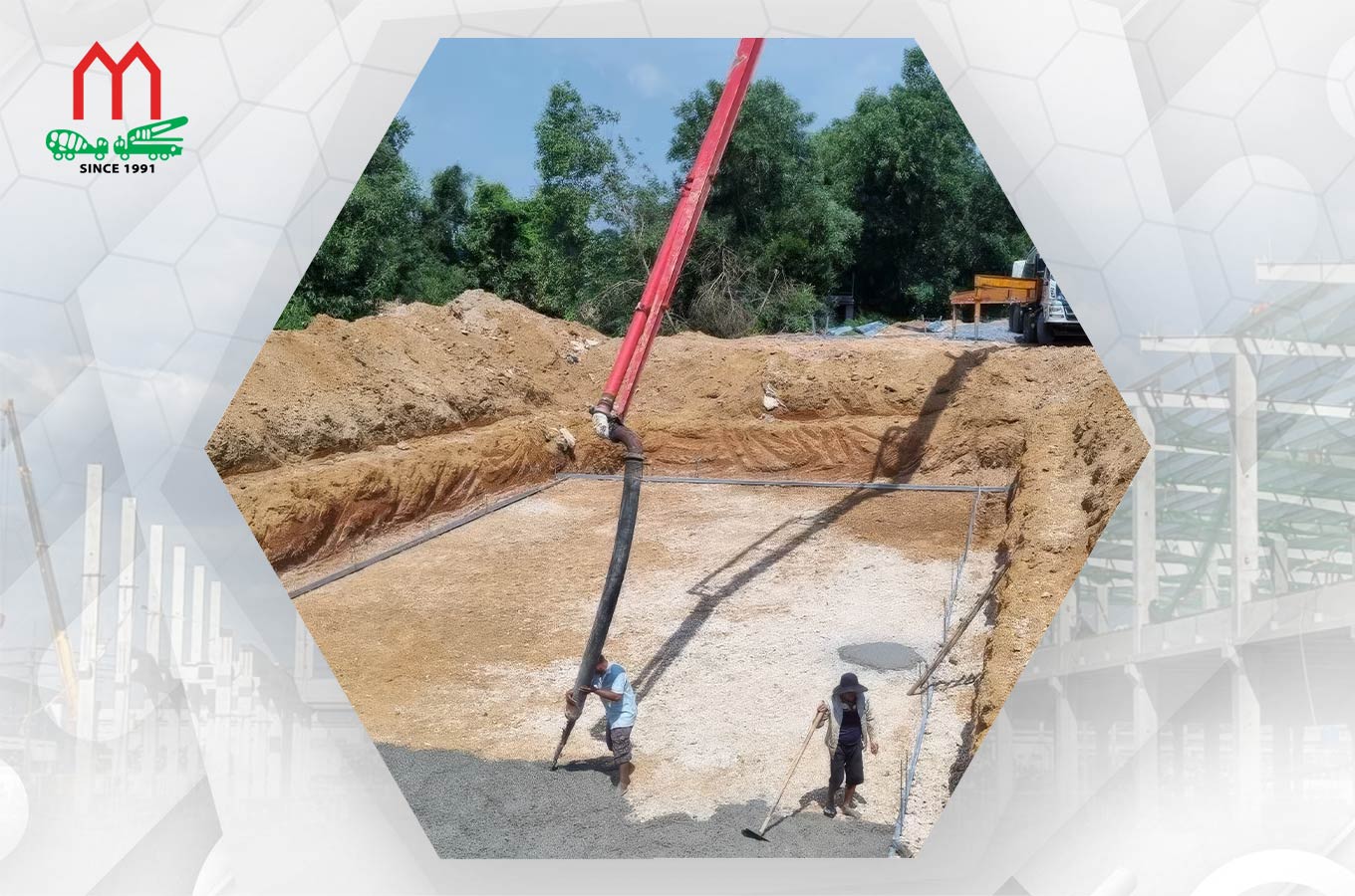 Bơm bê tông tạo kết nối giữa xe bồn vận chuyển và vị trí thi công tại công trường
